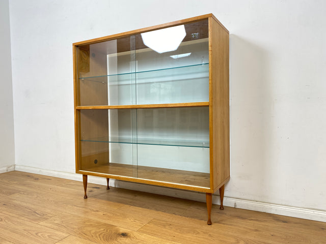 WMK Elegante und gut erhaltene Mid-Century Raumtrenner Vitrine in Esche von VEB Bad Liebenwerda, 1966, baugleich mit VEB Hellerau # Glasvitrine Highboard Geschirrschrank Sideboard 60er DDR Vintage