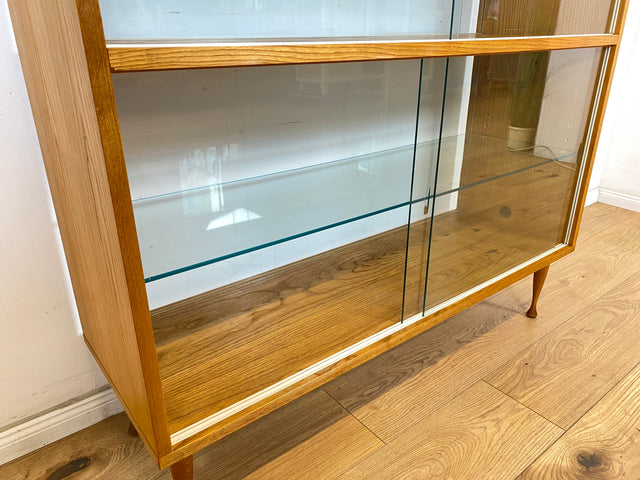 WMK Elegante und gut erhaltene Mid-Century Raumtrenner Vitrine in Esche von VEB Bad Liebenwerda, 1966, baugleich mit VEB Hellerau # Glasvitrine Highboard Geschirrschrank Sideboard 60er DDR Vintage