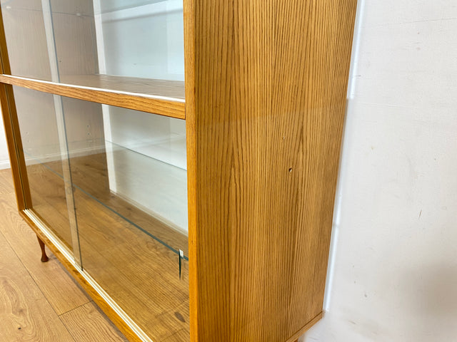 WMK Elegante und gut erhaltene Mid-Century Raumtrenner Vitrine in Esche von VEB Bad Liebenwerda, 1966, baugleich mit VEB Hellerau # Glasvitrine Highboard Geschirrschrank Sideboard 60er DDR Vintage