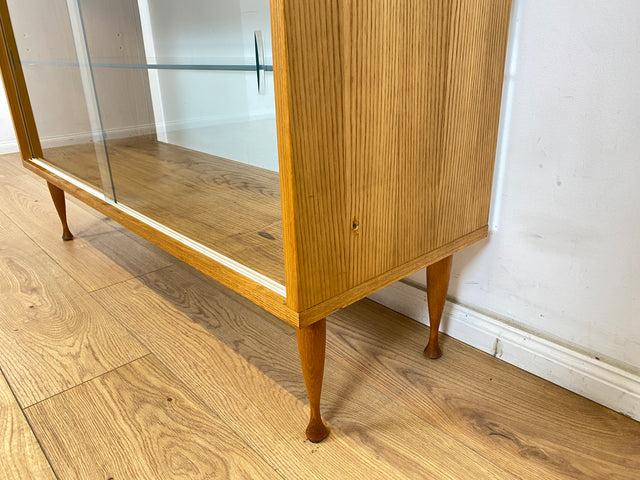 WMK Elegante und gut erhaltene Mid-Century Raumtrenner Vitrine in Esche von VEB Bad Liebenwerda, 1966, baugleich mit VEB Hellerau # Glasvitrine Highboard Geschirrschrank Sideboard 60er DDR Vintage