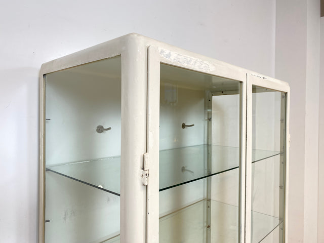 WMK Formschöner Vintage Medizinschrank aus den 1940ern aus Eisen und Glas mit Doppeltüren & 4 Glasböden # weißer Apothekerschrank Vitrine Arztschrank Arztvitrine Glasvitrine Industrial Design Display