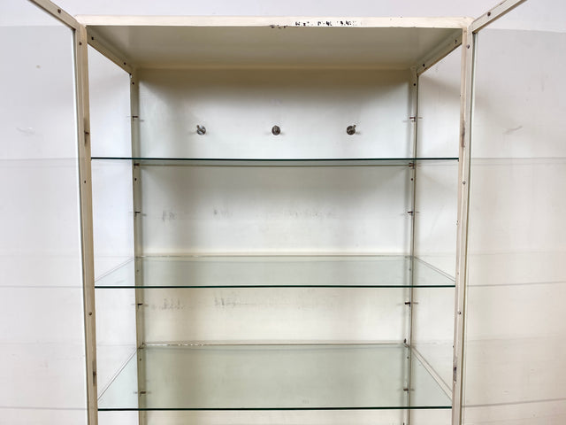 WMK Formschöner Vintage Medizinschrank aus den 1940ern aus Eisen und Glas mit Doppeltüren & 4 Glasböden # weißer Apothekerschrank Vitrine Arztschrank Arztvitrine Glasvitrine Industrial Design Display