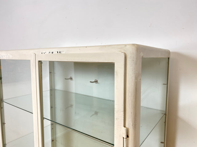 WMK Formschöner Vintage Medizinschrank aus den 1940ern aus Eisen und Glas mit Doppeltüren & 4 Glasböden # weißer Apothekerschrank Vitrine Arztschrank Arztvitrine Glasvitrine Industrial Design Display