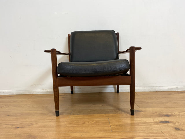 WMK l Stilvoller & sehr gut erhaltener skandinavischer Mid-Century Sessel mit schwarzem Skai Bezug & edlem Holzrahmen l Ledersessel Lesesessel Sitzgarnitur Danish Design Vintage Kunstleder