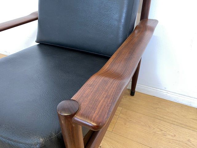 WMK l Stilvoller & sehr gut erhaltener skandinavischer Mid-Century Sessel mit schwarzem Skai Bezug & edlem Holzrahmen l Ledersessel Lesesessel Sitzgarnitur Danish Design Vintage Kunstleder
