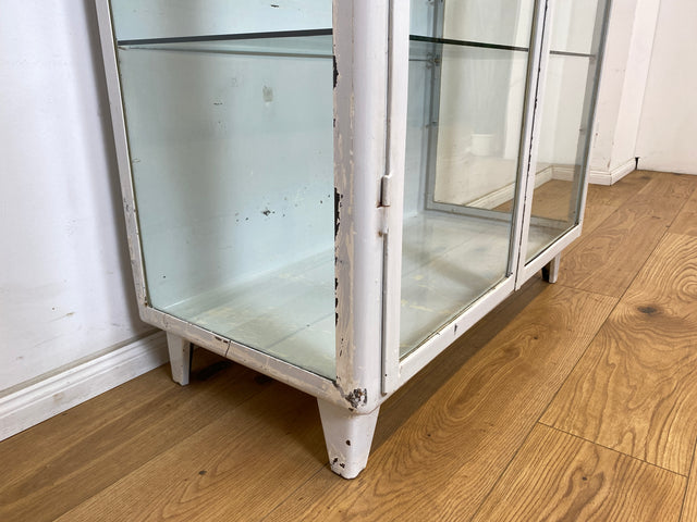 WMK Formschöner Vintage Medizinschrank aus den 1940ern aus Eisen und Glas mit Doppeltüren & 4 Glasböden # weißer Apothekerschrank Vitrine Arztvitrine Arztschrank Glasvitrine Industrial Design Display