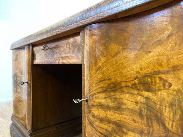 WMK Ein Schmuckstück! Imposanter & gut erhaltener antiker Schreibtisch aus vollem Holz in edlem Wurzeholz mit Schubladen # Arbeitstisch Bürotisch Desk Cheftisch Echtholzfurnier Art Deco Vintage 30er