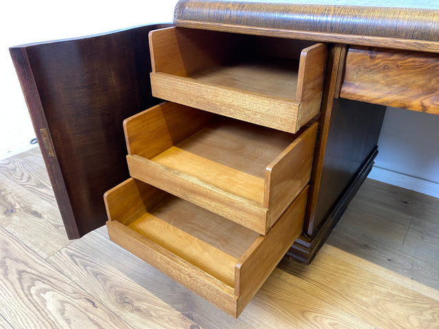 WMK Ein Schmuckstück! Imposanter & gut erhaltener antiker Schreibtisch aus vollem Holz in edlem Wurzeholz mit Schubladen # Arbeitstisch Bürotisch Desk Cheftisch Echtholzfurnier Art Deco Vintage 30er