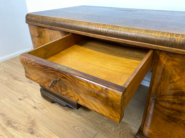 WMK Ein Schmuckstück! Imposanter & gut erhaltener antiker Schreibtisch aus vollem Holz in edlem Wurzeholz mit Schubladen # Arbeitstisch Bürotisch Desk Cheftisch Echtholzfurnier Art Deco Vintage 30er