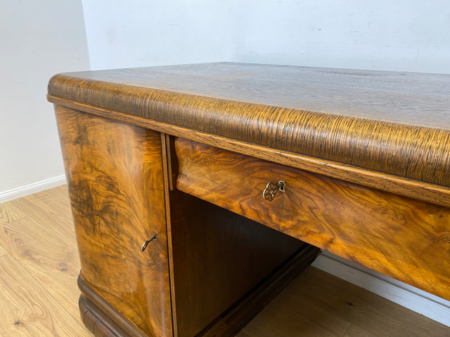 WMK Ein Schmuckstück! Imposanter & gut erhaltener antiker Schreibtisch aus vollem Holz in edlem Wurzeholz mit Schubladen # Arbeitstisch Bürotisch Desk Cheftisch Echtholzfurnier Art Deco Vintage 30er