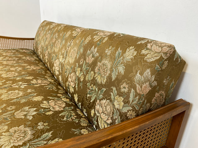 WMK Wunderschönes & gut erhaltenes 30er Jahre Schlafsofa mit feinem floralem Bezug, Wiener Geflecht & Bettwäschefach # Sofa Couch Schlafcouch Klappcouch Liege Daybed Sitzgarnitur Chippendale Vintage