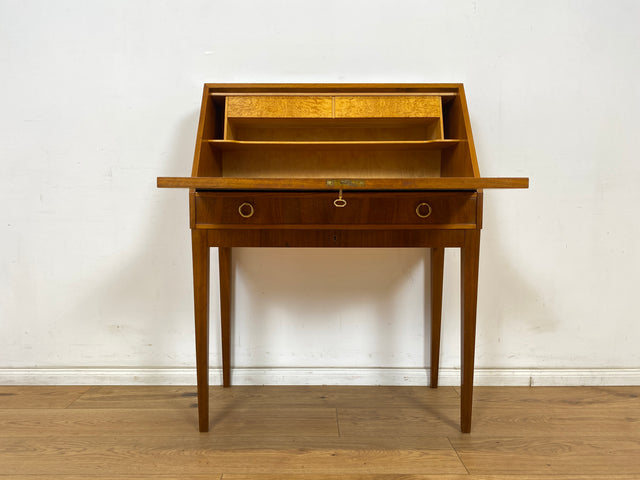 WMK Eleganter und sehr gut erhaltener schwedischer 60er Jahre Sekretär im antikem Stil aus vollem Holz mit fester Schreibplatte # Schreibschrank Schreibtisch Schminktisch Lady Desk Stilmöbel Vintage