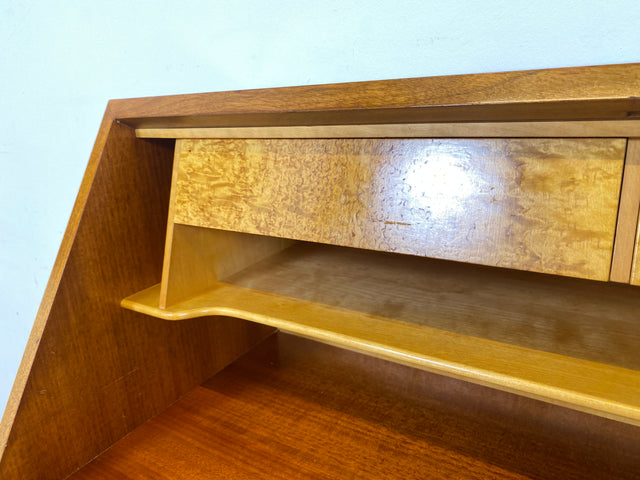 WMK Eleganter und sehr gut erhaltener schwedischer 60er Jahre Sekretär im antikem Stil aus vollem Holz mit fester Schreibplatte # Schreibschrank Schreibtisch Schminktisch Lady Desk Stilmöbel Vintage