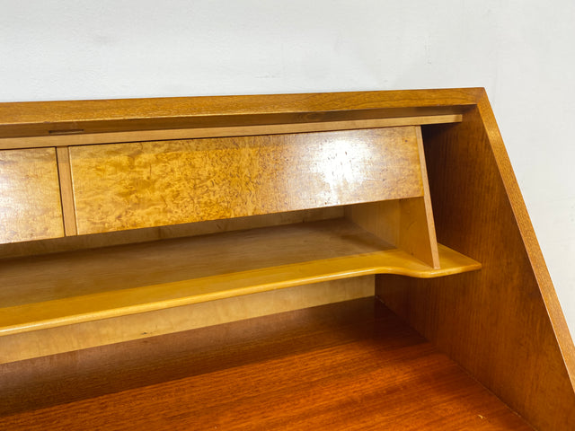 WMK Eleganter und sehr gut erhaltener schwedischer 60er Jahre Sekretär im antikem Stil aus vollem Holz mit fester Schreibplatte # Schreibschrank Schreibtisch Schminktisch Lady Desk Stilmöbel Vintage