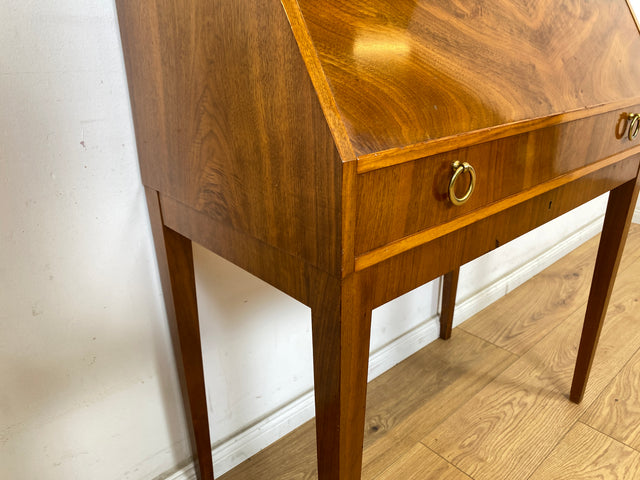 WMK Eleganter und sehr gut erhaltener schwedischer 60er Jahre Sekretär im antikem Stil aus vollem Holz mit fester Schreibplatte # Schreibschrank Schreibtisch Schminktisch Lady Desk Stilmöbel Vintage