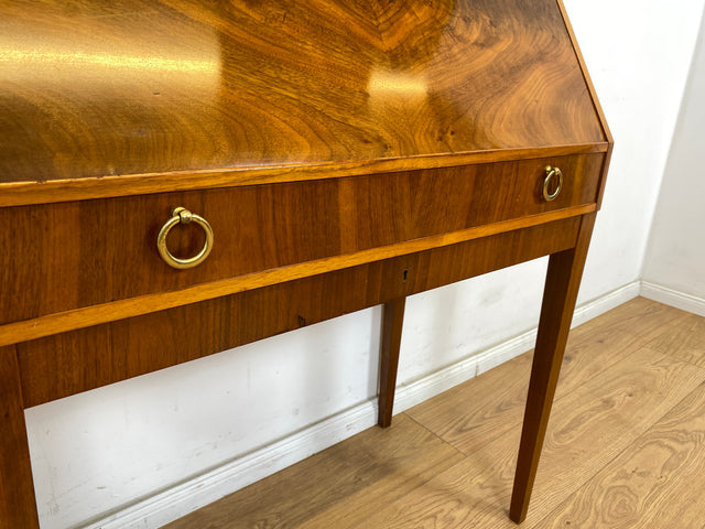 WMK Eleganter und sehr gut erhaltener schwedischer 60er Jahre Sekretär im antikem Stil aus vollem Holz mit fester Schreibplatte # Schreibschrank Schreibtisch Schminktisch Lady Desk Stilmöbel Vintage