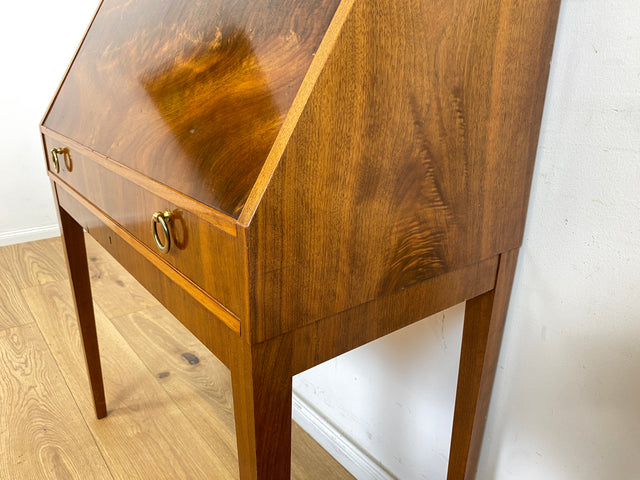 WMK Eleganter und sehr gut erhaltener schwedischer 60er Jahre Sekretär im antikem Stil aus vollem Holz mit fester Schreibplatte # Schreibschrank Schreibtisch Schminktisch Lady Desk Stilmöbel Vintage