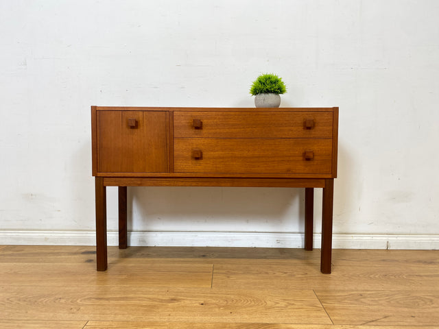 WMK Stilvolle und sehr gut erhaltene kleine skandinavische Kommode in Teakholz mit Schubladen und feinen Holzgriffen # Flurkommode Sideboard Lowboard TV-Lowboard Danish Design Vintage Teak Mid-Century