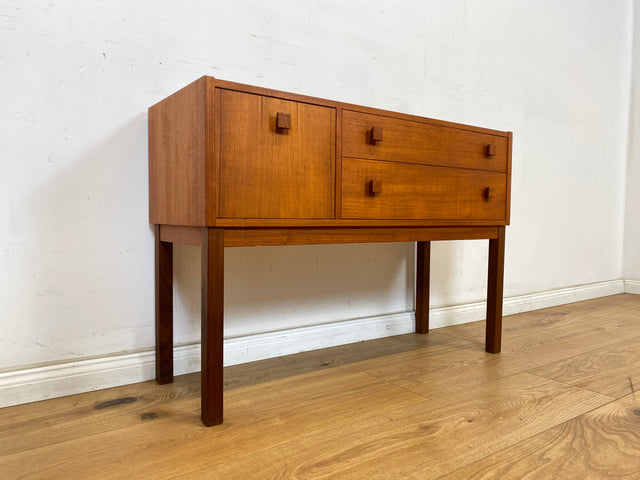 WMK Stilvolle und sehr gut erhaltene kleine skandinavische Kommode in Teakholz mit Schubladen und feinen Holzgriffen # Flurkommode Sideboard Lowboard TV-Lowboard Danish Design Vintage Teak Mid-Century