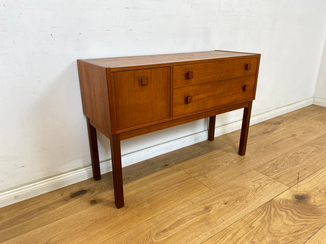 WMK Stilvolle und sehr gut erhaltene kleine skandinavische Kommode in Teakholz mit Schubladen und feinen Holzgriffen # Flurkommode Sideboard Lowboard TV-Lowboard Danish Design Vintage Teak Mid-Century