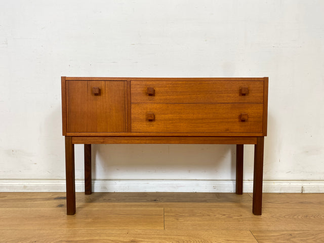 WMK Stilvolle und sehr gut erhaltene kleine skandinavische Kommode in Teakholz mit Schubladen und feinen Holzgriffen # Flurkommode Sideboard Lowboard TV-Lowboard Danish Design Vintage Teak Mid-Century