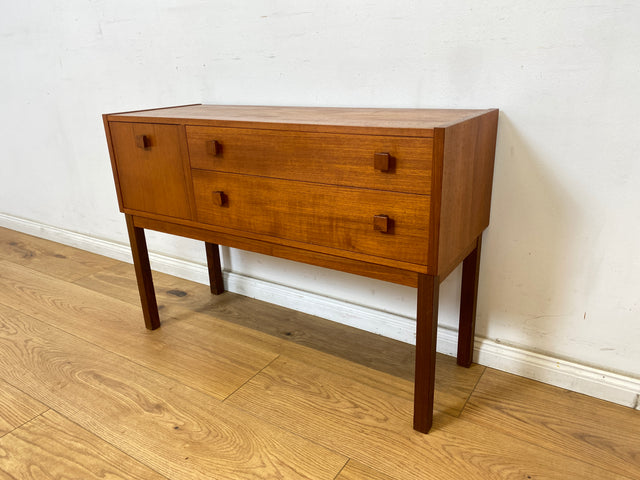 WMK Stilvolle und sehr gut erhaltene kleine skandinavische Kommode in Teakholz mit Schubladen und feinen Holzgriffen # Flurkommode Sideboard Lowboard TV-Lowboard Danish Design Vintage Teak Mid-Century