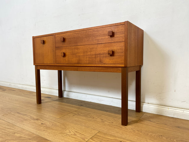 WMK Stilvolle und sehr gut erhaltene kleine skandinavische Kommode in Teakholz mit Schubladen und feinen Holzgriffen # Flurkommode Sideboard Lowboard TV-Lowboard Danish Design Vintage Teak Mid-Century