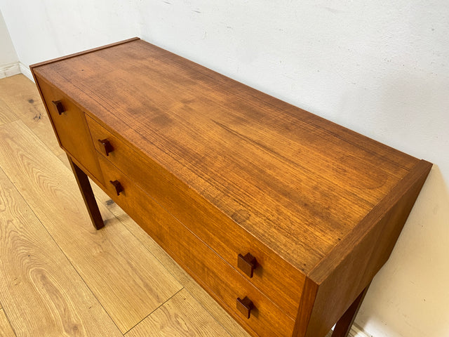 WMK Stilvolle und sehr gut erhaltene kleine skandinavische Kommode in Teakholz mit Schubladen und feinen Holzgriffen # Flurkommode Sideboard Lowboard TV-Lowboard Danish Design Vintage Teak Mid-Century