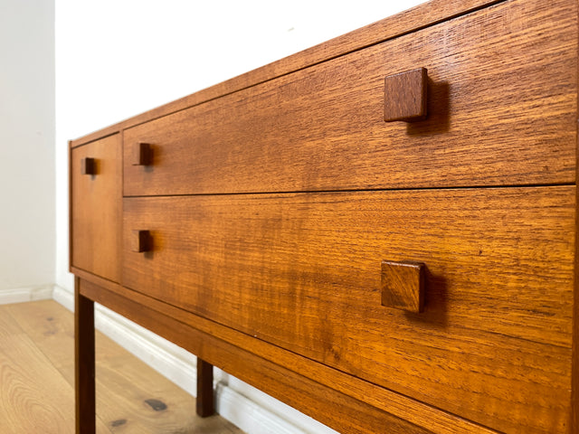 WMK Stilvolle und sehr gut erhaltene kleine skandinavische Kommode in Teakholz mit Schubladen und feinen Holzgriffen # Flurkommode Sideboard Lowboard TV-Lowboard Danish Design Vintage Teak Mid-Century