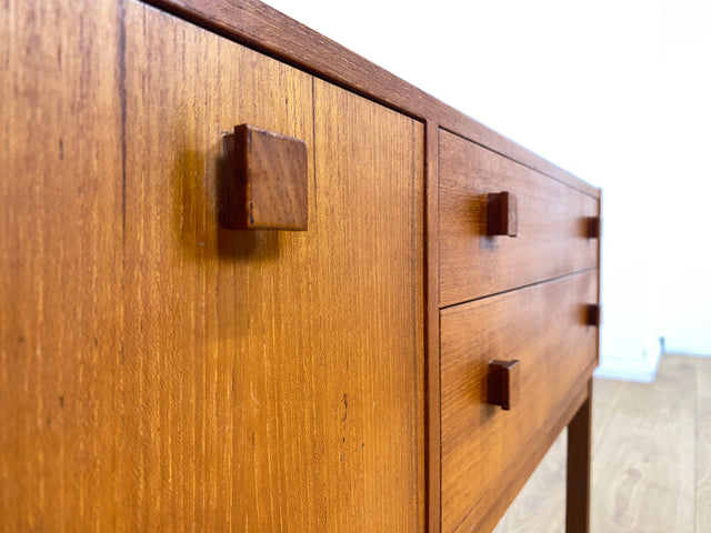 WMK Stilvolle und sehr gut erhaltene kleine skandinavische Kommode in Teakholz mit Schubladen und feinen Holzgriffen # Flurkommode Sideboard Lowboard TV-Lowboard Danish Design Vintage Teak Mid-Century