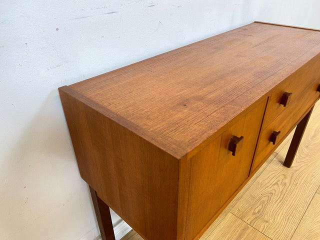 WMK Stilvolle und sehr gut erhaltene kleine skandinavische Kommode in Teakholz mit Schubladen und feinen Holzgriffen # Flurkommode Sideboard Lowboard TV-Lowboard Danish Design Vintage Teak Mid-Century