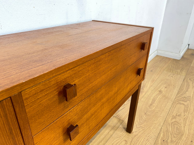 WMK Stilvolle und sehr gut erhaltene kleine skandinavische Kommode in Teakholz mit Schubladen und feinen Holzgriffen # Flurkommode Sideboard Lowboard TV-Lowboard Danish Design Vintage Teak Mid-Century