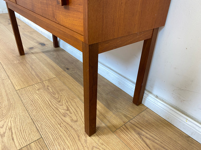 WMK Stilvolle und sehr gut erhaltene kleine skandinavische Kommode in Teakholz mit Schubladen und feinen Holzgriffen # Flurkommode Sideboard Lowboard TV-Lowboard Danish Design Vintage Teak Mid-Century