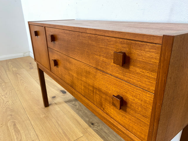 WMK Stilvolle und sehr gut erhaltene kleine skandinavische Kommode in Teakholz mit Schubladen und feinen Holzgriffen # Flurkommode Sideboard Lowboard TV-Lowboard Danish Design Vintage Teak Mid-Century