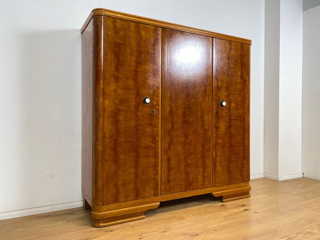 WMK Formschöner und gut erhaltener 1930er Jahre Art Deco Kleiderschrank aus vollem Holz mit hübschen Originalgriffen # Schrank Wäscheschrank Schlafzimmerschrank Wardrobe Dielenschrank Vintage Antik