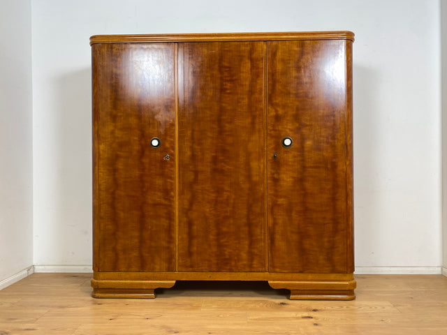 WMK Formschöner und gut erhaltener 1930er Jahre Art Deco Kleiderschrank aus vollem Holz mit hübschen Originalgriffen # Schrank Wäscheschrank Schlafzimmerschrank Wardrobe Dielenschrank Vintage Antik