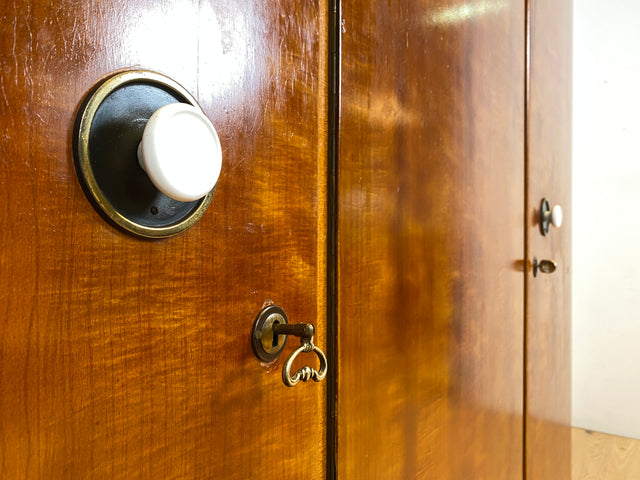 WMK Formschöner und gut erhaltener 1930er Jahre Art Deco Kleiderschrank aus vollem Holz mit hübschen Originalgriffen # Schrank Wäscheschrank Schlafzimmerschrank Wardrobe Dielenschrank Vintage Antik