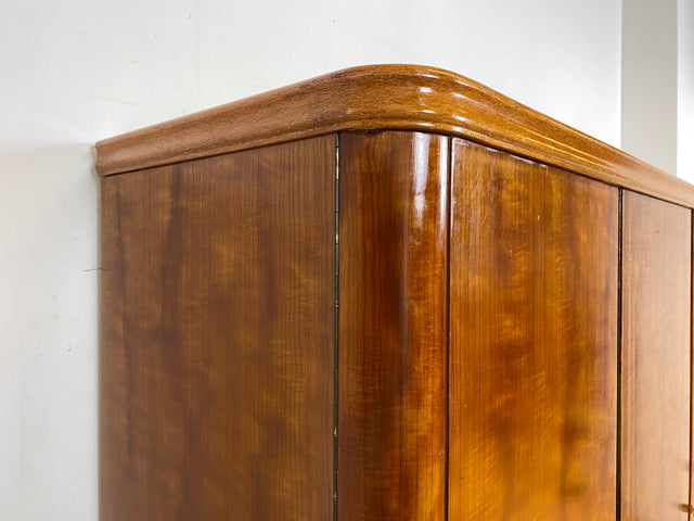 WMK Formschöner und gut erhaltener 1930er Jahre Art Deco Kleiderschrank aus vollem Holz mit hübschen Originalgriffen # Schrank Wäscheschrank Schlafzimmerschrank Wardrobe Dielenschrank Vintage Antik