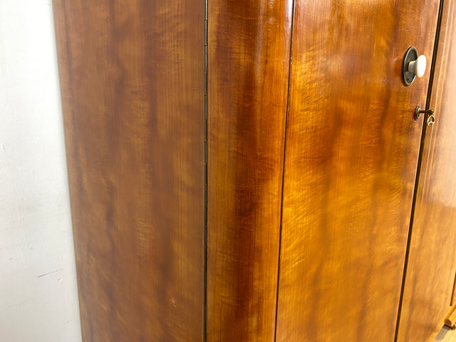 WMK Formschöner und gut erhaltener 1930er Jahre Art Deco Kleiderschrank aus vollem Holz mit hübschen Originalgriffen # Schrank Wäscheschrank Schlafzimmerschrank Wardrobe Dielenschrank Vintage Antik