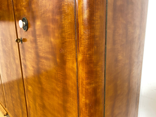 WMK Formschöner und gut erhaltener 1930er Jahre Art Deco Kleiderschrank aus vollem Holz mit hübschen Originalgriffen # Schrank Wäscheschrank Schlafzimmerschrank Wardrobe Dielenschrank Vintage Antik