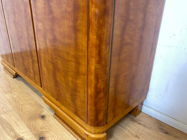 WMK Formschöner und gut erhaltener 1930er Jahre Art Deco Kleiderschrank aus vollem Holz mit hübschen Originalgriffen # Schrank Wäscheschrank Schlafzimmerschrank Wardrobe Dielenschrank Vintage Antik