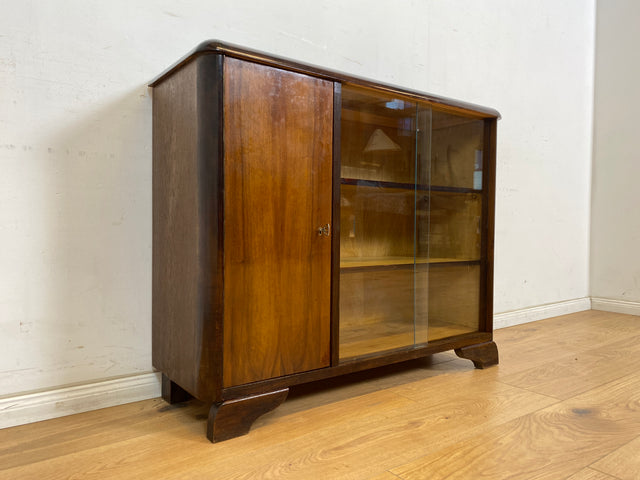 WMK Formschöne und gut erhaltener kleine 1930er Jahre Art Deco Vitrine aus vollem Holz mit Glasschiebetüren # Büchervitrine Bücherschrank Bücherregal Kommode Sideboard Schrank Anrichte Vintage Antik