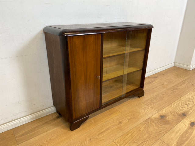 WMK Formschöne und gut erhaltener kleine 1930er Jahre Art Deco Vitrine aus vollem Holz mit Glasschiebetüren # Büchervitrine Bücherschrank Bücherregal Kommode Sideboard Schrank Anrichte Vintage Antik