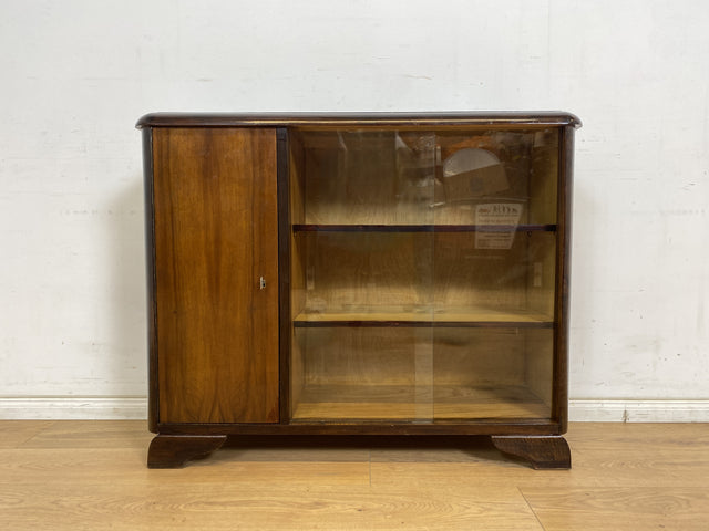 WMK Formschöne und gut erhaltener kleine 1930er Jahre Art Deco Vitrine aus vollem Holz mit Glasschiebetüren # Büchervitrine Bücherschrank Bücherregal Kommode Sideboard Schrank Anrichte Vintage Antik