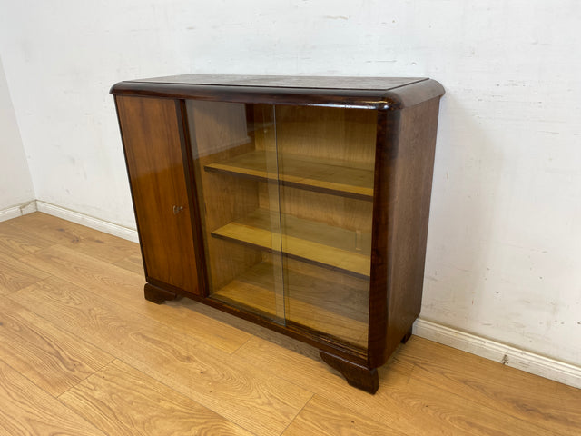 WMK Formschöne und gut erhaltener kleine 1930er Jahre Art Deco Vitrine aus vollem Holz mit Glasschiebetüren # Büchervitrine Bücherschrank Bücherregal Kommode Sideboard Schrank Anrichte Vintage Antik