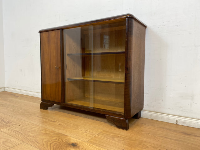 WMK Formschöne und gut erhaltener kleine 1930er Jahre Art Deco Vitrine aus vollem Holz mit Glasschiebetüren # Büchervitrine Bücherschrank Bücherregal Kommode Sideboard Schrank Anrichte Vintage Antik