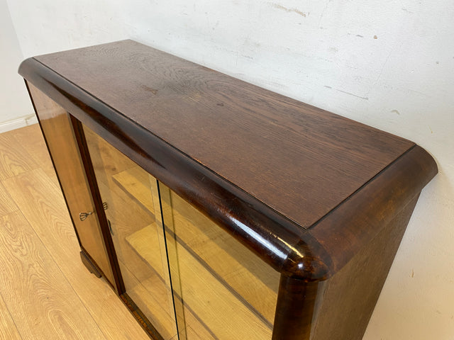 WMK Formschöne und gut erhaltener kleine 1930er Jahre Art Deco Vitrine aus vollem Holz mit Glasschiebetüren # Büchervitrine Bücherschrank Bücherregal Kommode Sideboard Schrank Anrichte Vintage Antik