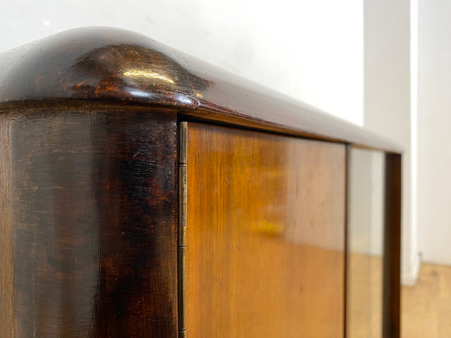 WMK Formschöne und gut erhaltener kleine 1930er Jahre Art Deco Vitrine aus vollem Holz mit Glasschiebetüren # Büchervitrine Bücherschrank Bücherregal Kommode Sideboard Schrank Anrichte Vintage Antik