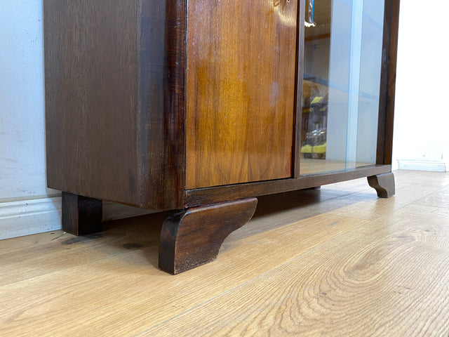 WMK Formschöne und gut erhaltener kleine 1930er Jahre Art Deco Vitrine aus vollem Holz mit Glasschiebetüren # Büchervitrine Bücherschrank Bücherregal Kommode Sideboard Schrank Anrichte Vintage Antik