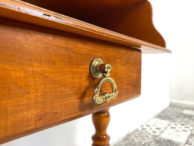 WMK Hübsches und sehr gut erhaltenes Vintage Beistelltisch mit Schublade, gedrechselten Füßen und schönem Messinggriff # Telefontisch Tischchen Garderobe Flurkommode Konsole # Versand möglich